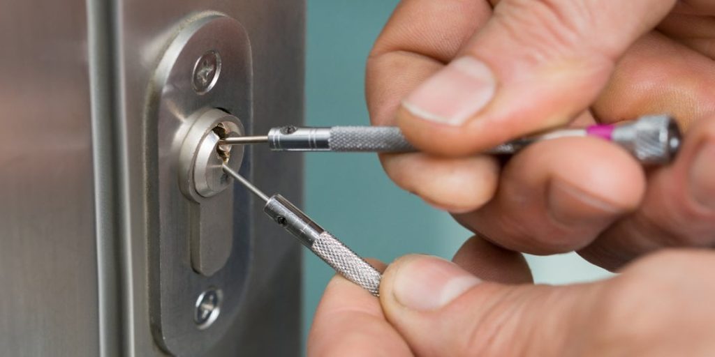 Emergency locksmith in London using non damage technique
